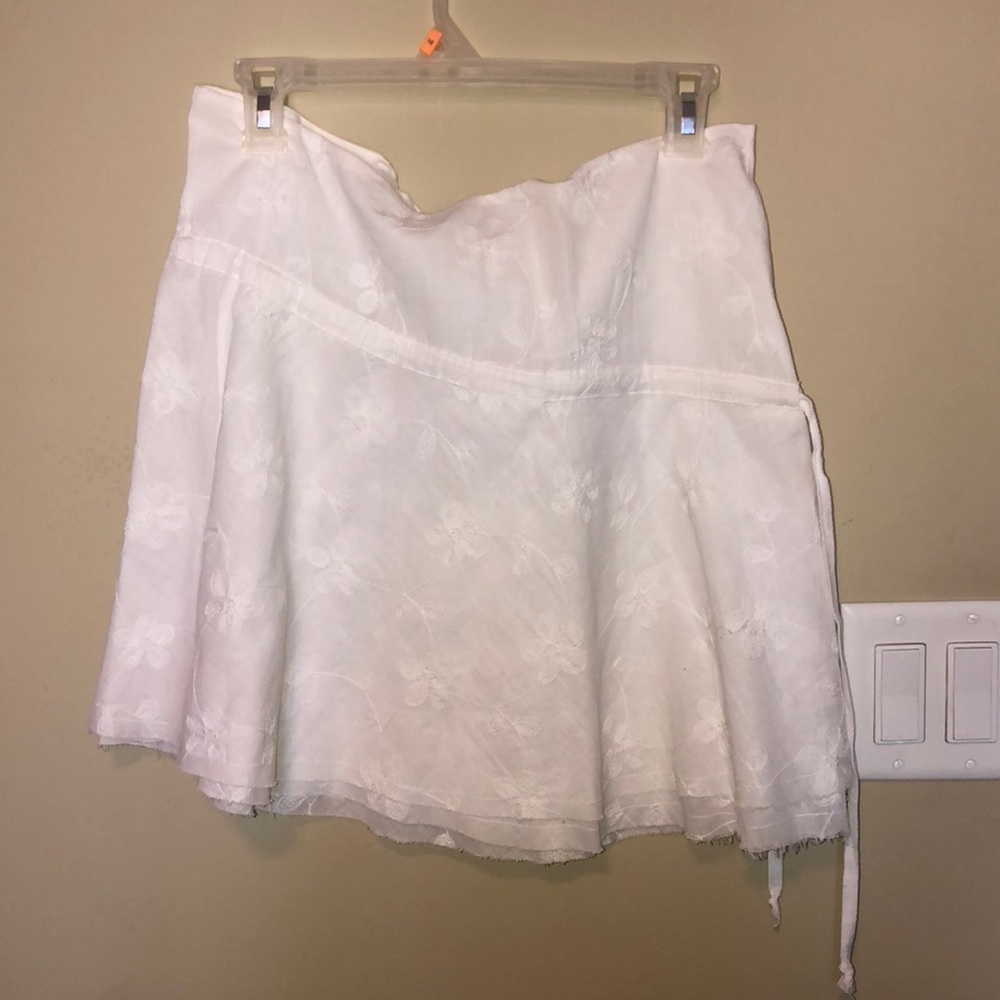 White short skirt with drawstring